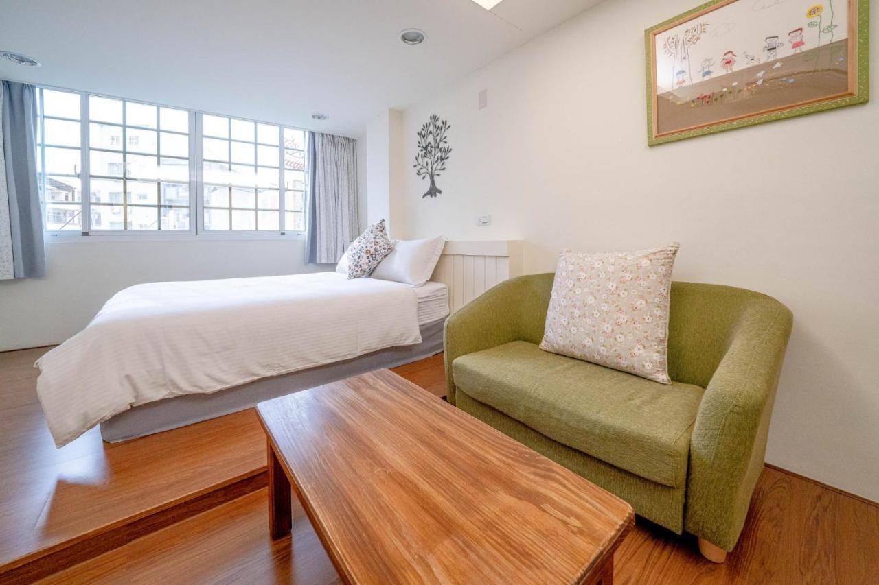 Summer Tree Homestay Tainan Extérieur photo