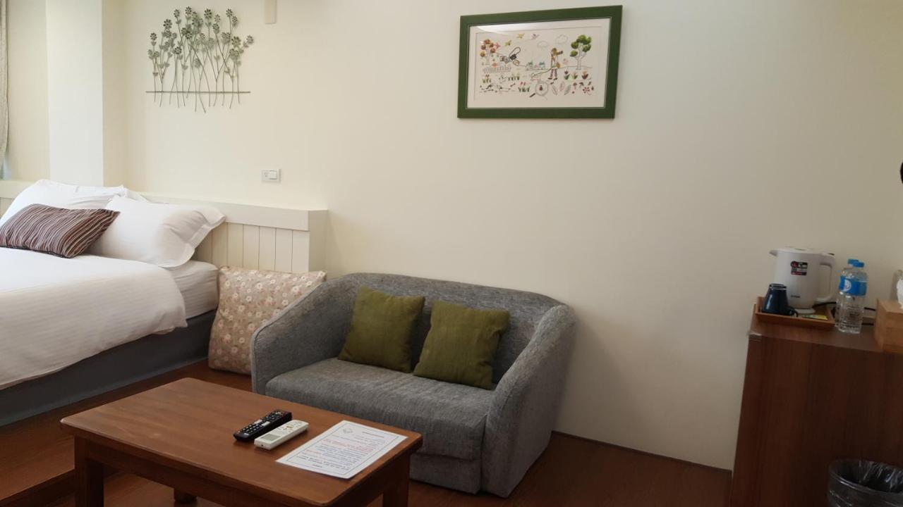 Summer Tree Homestay Tainan Extérieur photo